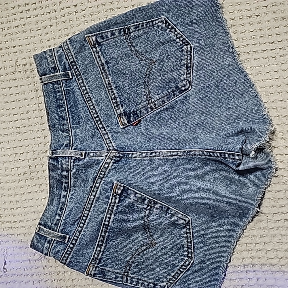 Levi's jeans shorts raw hem sz 32 - Picture 8 of 8